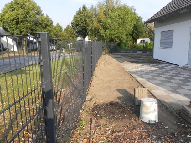 Tor und Zaunmontage ZaunbauGartenbau Warstein